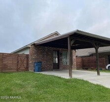 917 W Broussard Rd in Lafayette, LA - Building Photo