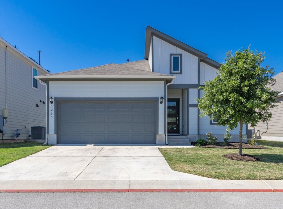 3205 Beryl Woods Ln in Austin, TX - Building Photo