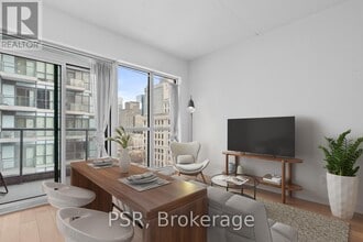 210 Simcoe St in Toronto, ON - Building Photo - Building Photo