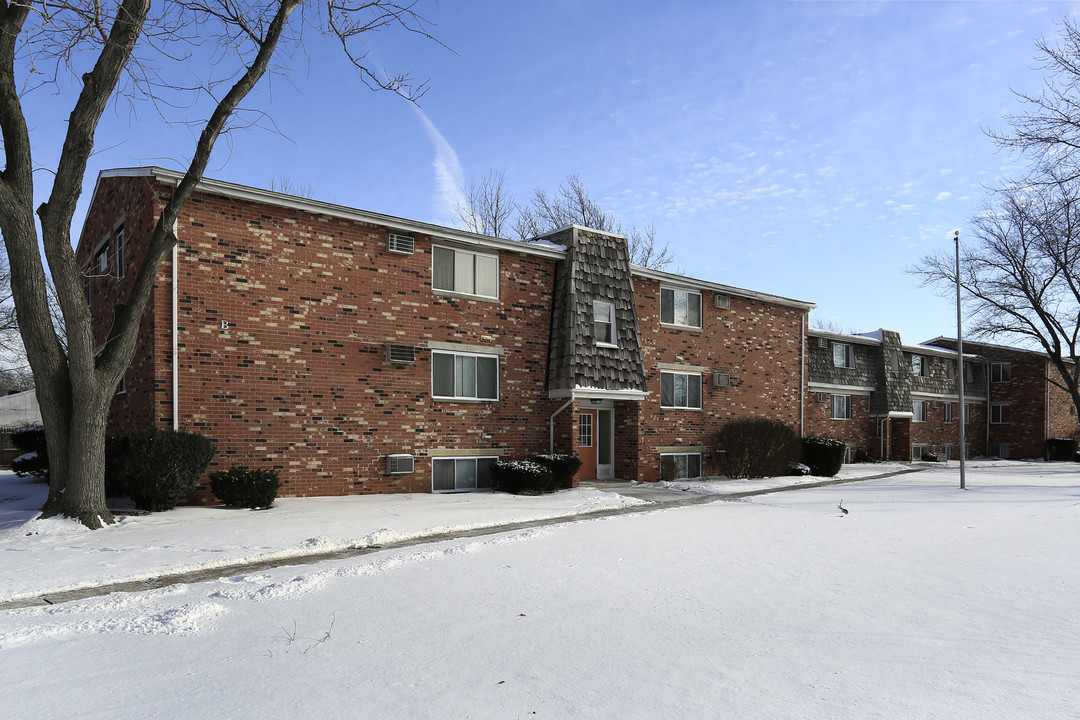 Foster Garden Apartments in Elyria, OH - Building Photo