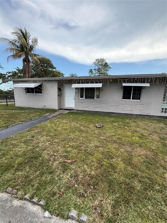 300 SW 9th Ave in Hallandale Beach, FL - Building Photo