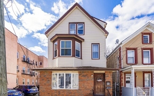 property at 138 E Jersey St