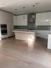 8231 NW 48th St in Doral, FL - Foto de edificio - Building Photo