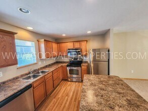 4304 153rd Pl in Urbandale, IA - Building Photo - Building Photo