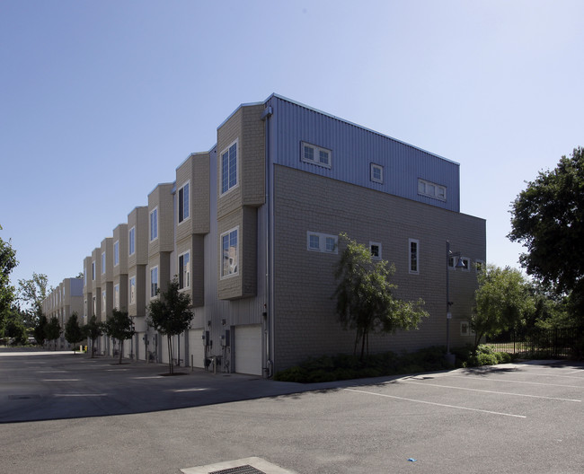 Harriet Lane Townhomes in West Sacramento, CA - Foto de edificio - Building Photo