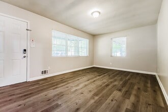 3946 Creel Dr in Lithia Springs, GA - Foto de edificio - Building Photo