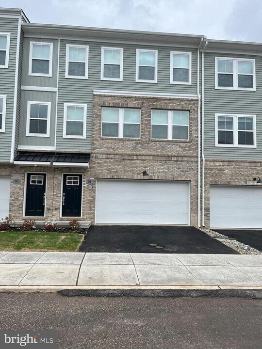 123 Continental Wy in Bridgeport, PA - Foto de edificio