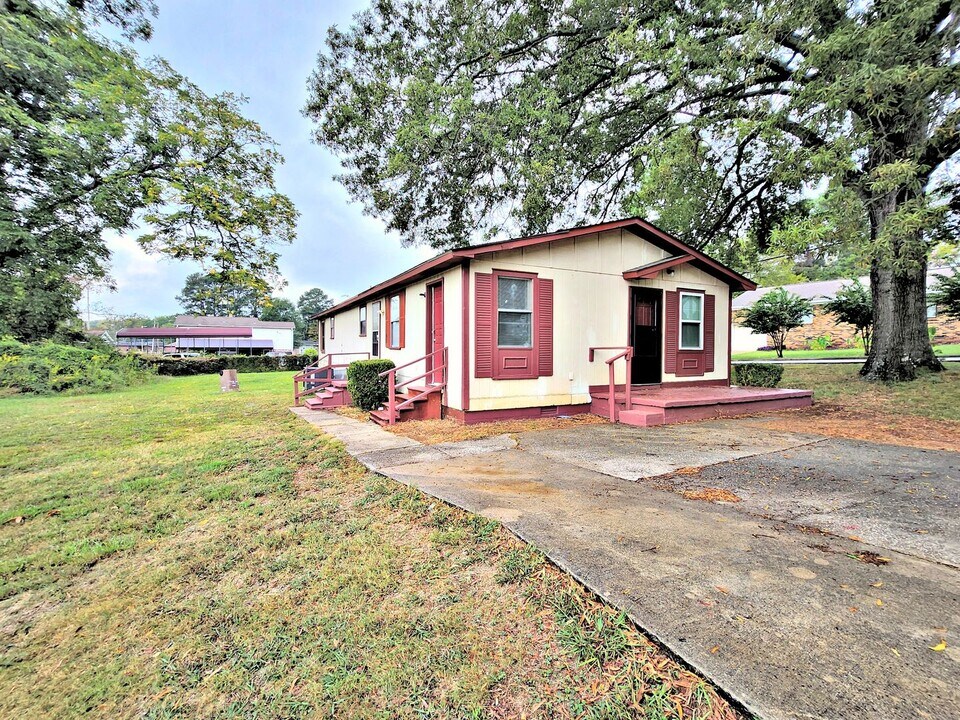 223 12th Ave NW in Decatur, AL - Building Photo