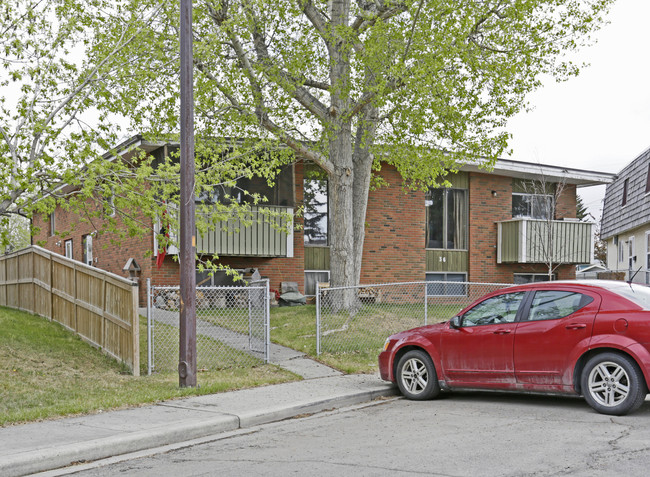 36 Huntley Close NE in Calgary, AB - Building Photo - Primary Photo