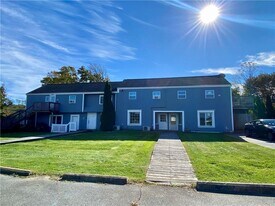 16 Clearview Ave in Portsmouth, RI - Building Photo