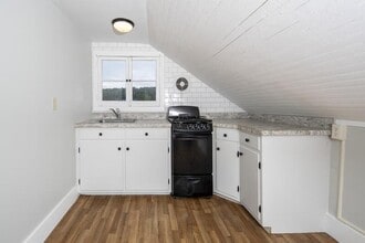 882 4th Ave in Troy, NY - Building Photo - Building Photo