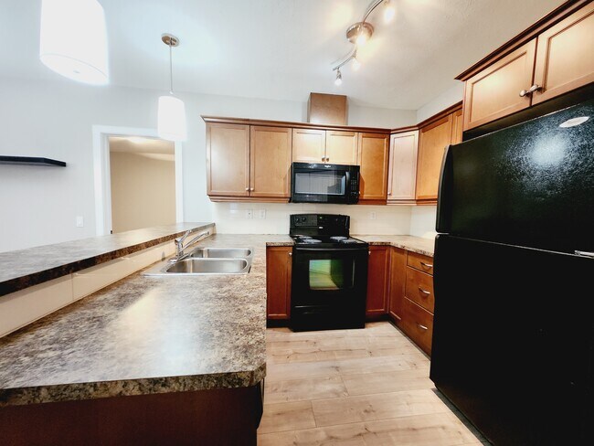 2565 Hanna Crescent NW in Edmonton, AB - Building Photo - Building Photo