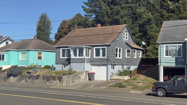 627 W Marine Dr in Astoria, OR - Building Photo - Building Photo