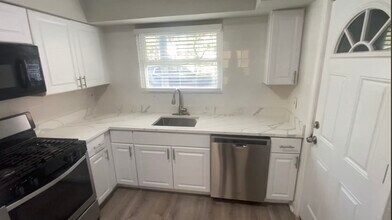 1321 W Sherwin Ave, Unit GA in Chicago, IL - Building Photo - Building Photo