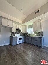 8168 Whitsett Ave in Los Angeles, CA - Building Photo - Building Photo