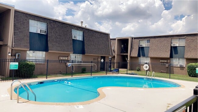 Chalet Apartments in Moore, OK - Foto de edificio - Building Photo