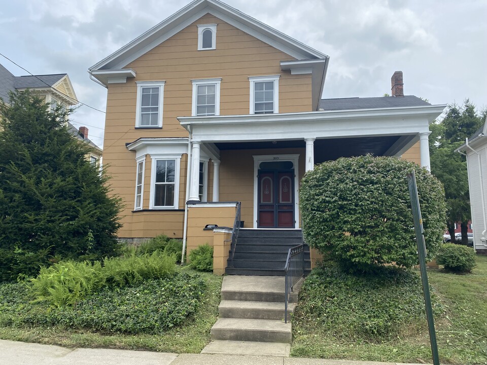 233 N 9th St in Indiana, PA - Building Photo