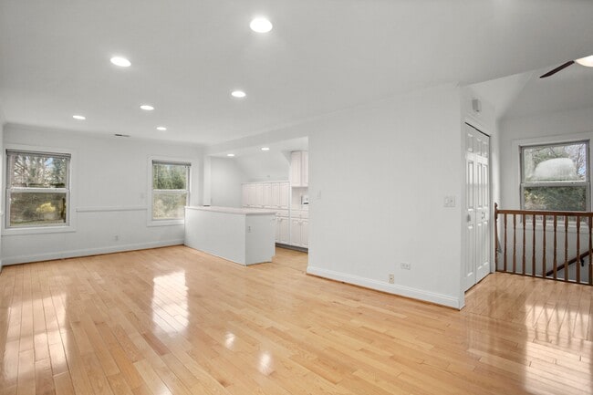 52 Bruce Park Dr in Greenwich, CT - Building Photo - Building Photo