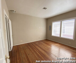 1422 Hays St in San Antonio, TX - Foto de edificio - Building Photo