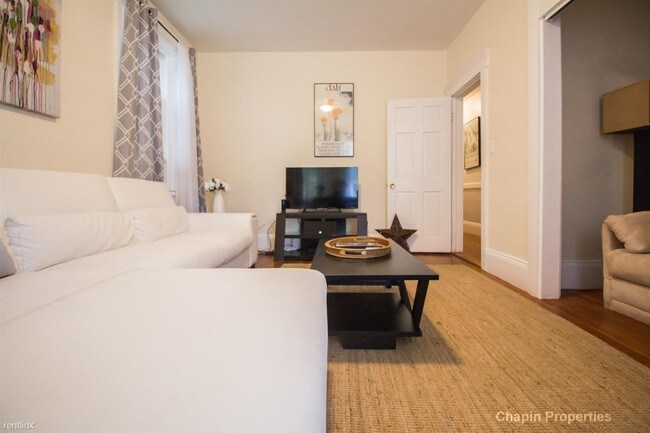 636 Washington St-Unit -Apt 1 in Brookline, MA - Foto de edificio - Building Photo