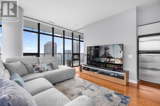 33-3933 Charles St E in Toronto, ON - Building Photo - Building Photo