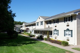 Fairfield Country Club Gardens in East Islip, NY - Building Photo - Building Photo