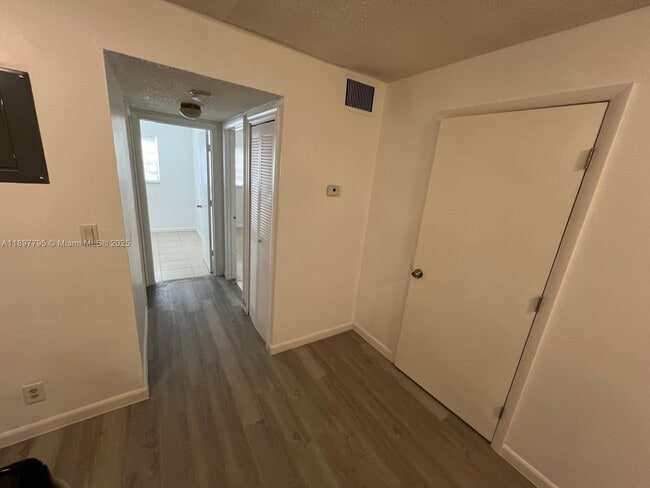 6840 Pembroke Rd in Miramar, FL - Building Photo - Building Photo