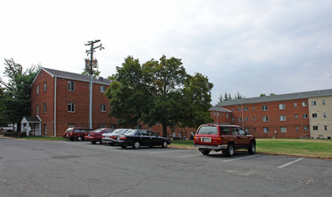 Hollybrooke in Falls Church, VA - Building Photo - Building Photo