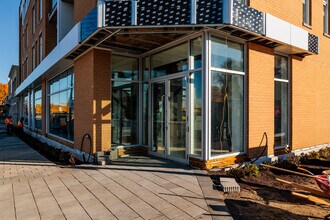 301 Dorval Av in Dorval, QC - Building Photo - Building Photo