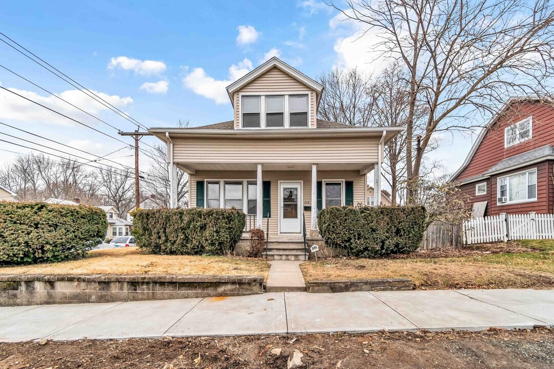 208 Rocton Ave in Bridgeport, CT - Building Photo