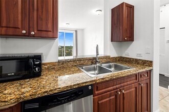 2600 SW 27th Ave, Unit PH04 in Miami, FL - Foto de edificio - Building Photo