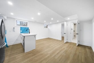 2294 Lake Shore Blvd W in Toronto, ON - Building Photo - Building Photo