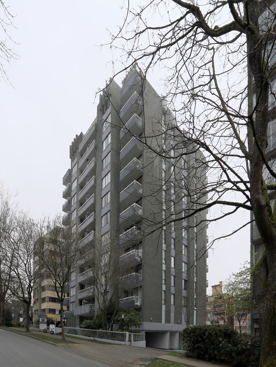 Crystal Court in Vancouver, BC - Building Photo