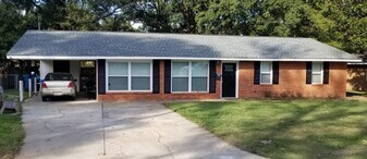 413 Pine St in Denham Springs, LA - Building Photo
