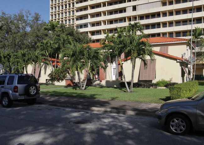 717 Valencia Ave in Coral Gables, FL - Foto de edificio - Building Photo