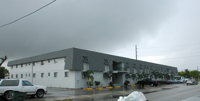 Hallandale Garden Apartments in Hallandale Beach, FL - Building Photo - Building Photo