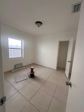 3248 NW 102nd St in Miami, FL - Foto de edificio - Building Photo