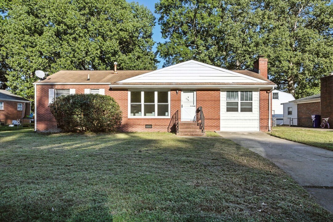 556 Almond Dr in Newport News, VA - Building Photo