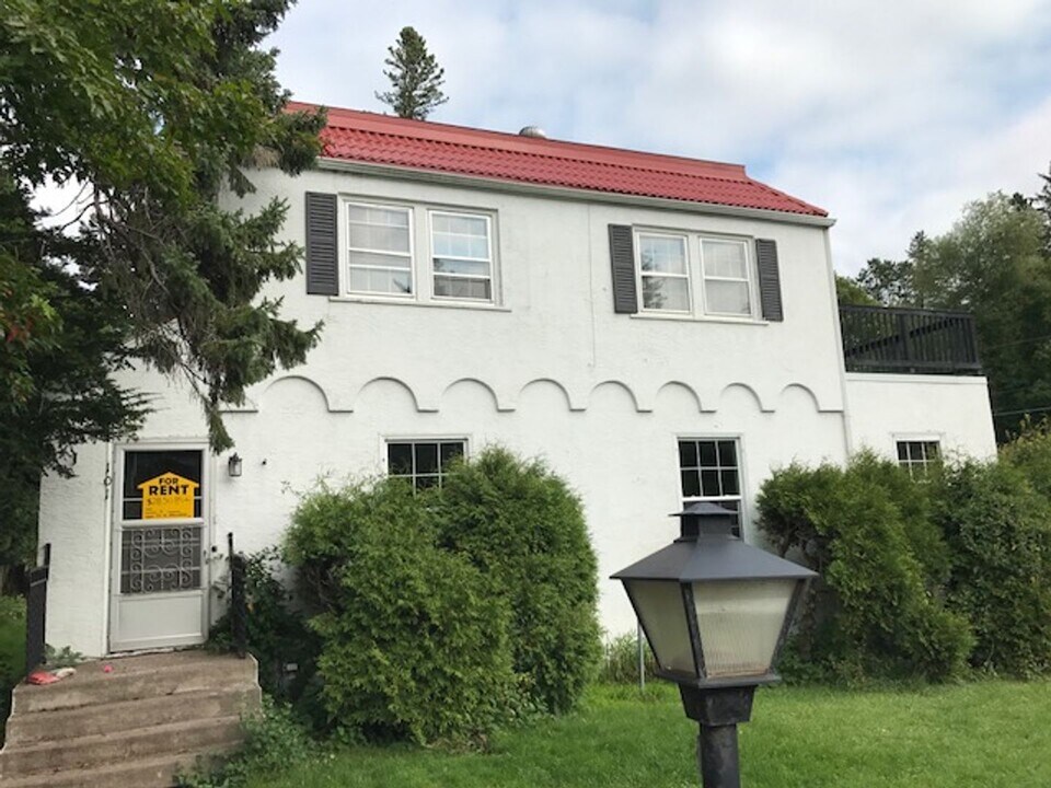 101 W Arrowhead Rd in Duluth, MN - Building Photo