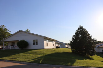 Meadowcrest Senior Apartments in Davenport, IA - Building Photo - Building Photo