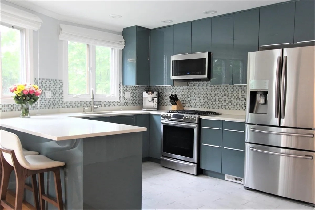 12 Bacon St in Watertown, MA - Building Photo