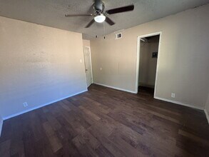 11019 Baywood St in San Antonio, TX - Foto de edificio - Building Photo