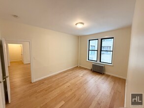 218 W 10th St in New York, NY - Building Photo - Building Photo