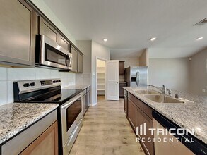 821 Alton Dr in Aubrey, TX - Building Photo - Building Photo