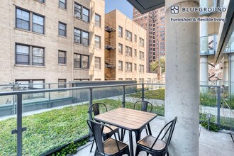 450 W Belmont Ave in Chicago, IL - Building Photo - Building Photo