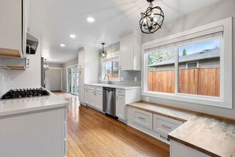 8580 SE 34th Ave in Milwaukie, OR - Building Photo - Building Photo