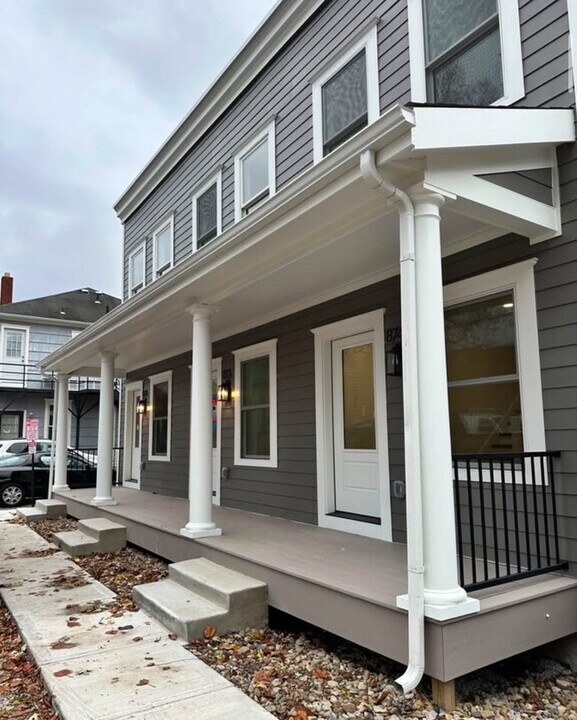 874 Dennison Ave in Columbus, OH - Building Photo