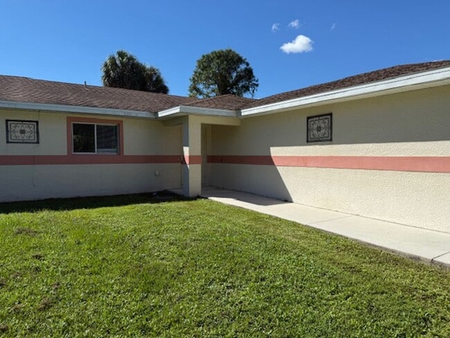 3867 Hollycrest St in Ft. Myers, FL - Building Photo - Building Photo