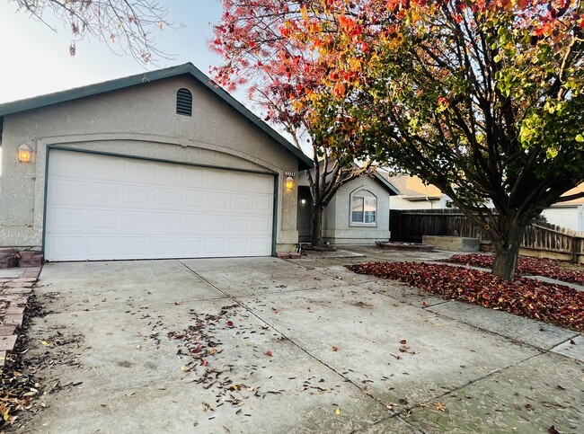 2226 N Glacier Way in Hanford, CA - Foto de edificio - Building Photo