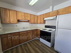 881 NE Alameda Ave in Roseburg, OR - Building Photo - Building Photo